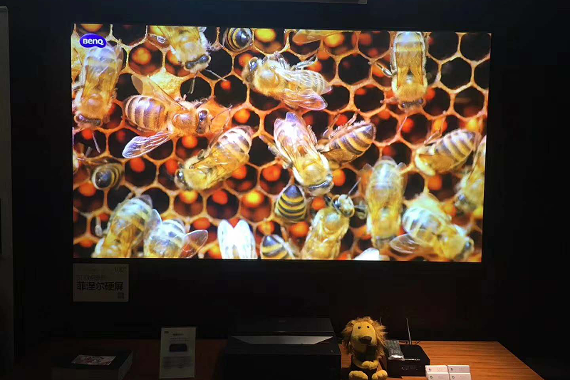 ？现在激光电视已经受到很多普通家庭的喜欢，而在激光电视系统中，作为激光电视系统中“重要”硬件之一的抗光
