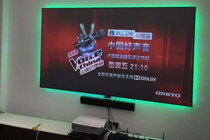 激光电视选抗光幕，白墙